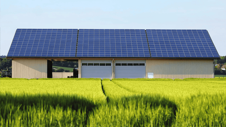 Capannone con impianto fotovoltaico e pannelli solari energia solare energia pulita batterie accumulo