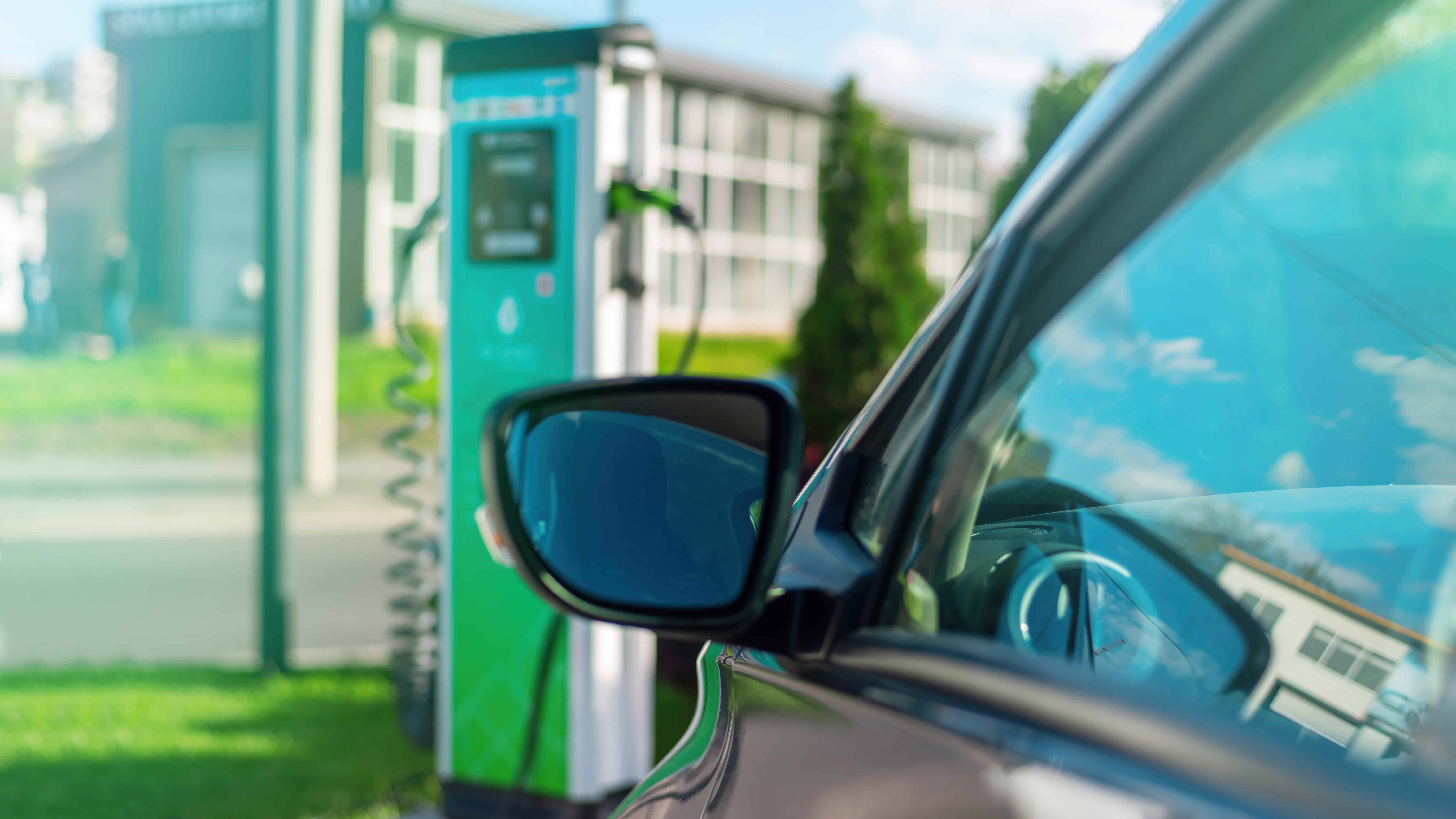 Colonnine elettriche di ricarica auto automobili, svolgono un ruolo chiave per una sostenibilità con veicoli a zero emissioni