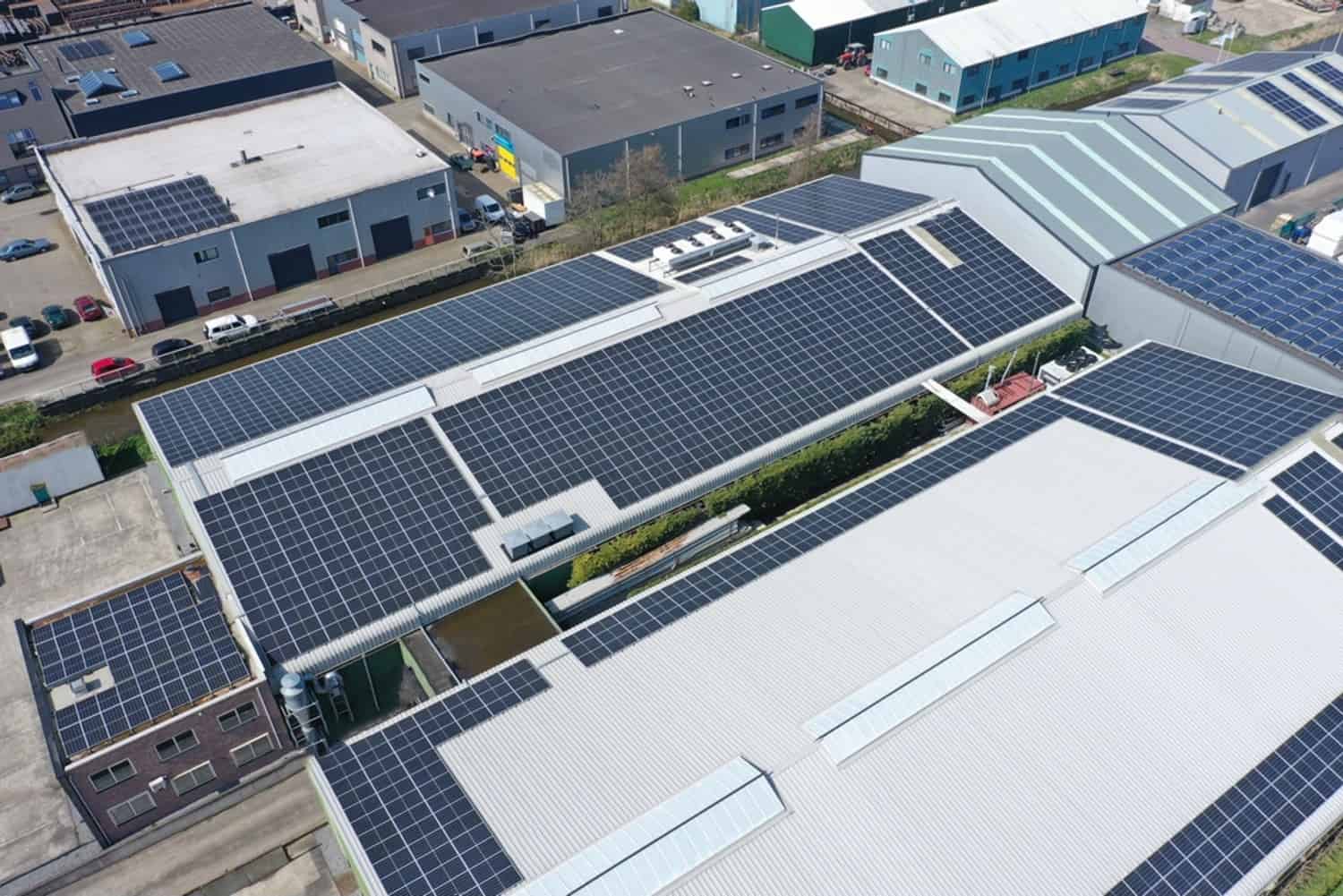 Impianto fotovoltaico aziendale pannelli solari azienda energia rinnovabile energia solare