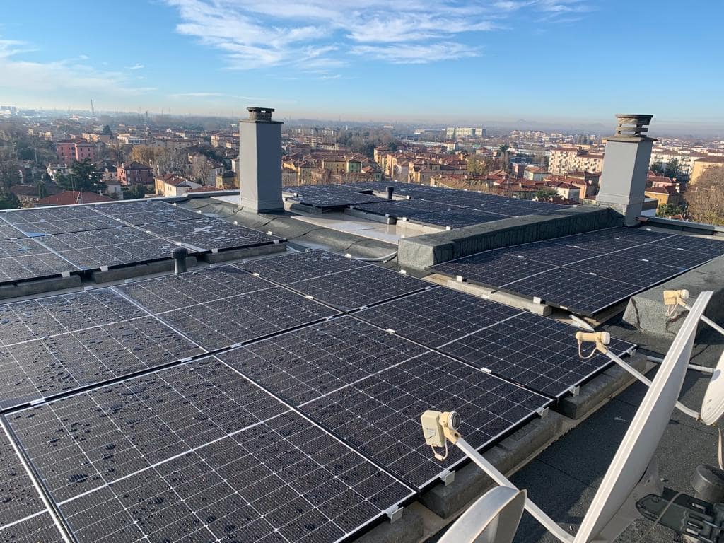 Pannelli solari fotovoltaico condominiale per energia sostenibile e pulita