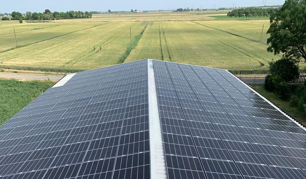 Bando Parco Agrisolare 2024: incentivi a fondo perduto per impianti fotovoltaici su fabbricati agricoli 1 Agrisolare impianto fotovoltaico pannelli solari sui tetti dei caseggiati agricoli capannoni o fabbricati, Bando parco Agrisolare 2024 incentivi a fondo perduto fino all'80%